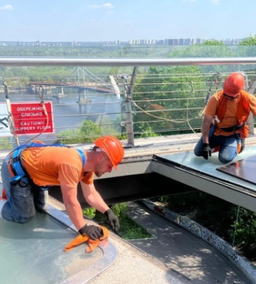 На пішохідно-велосипедному мосту у Києві нарешті замінили пошкоджене скло – фото