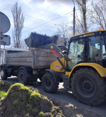 В Одесі на проспекті Ярослава Мудрого комунальники впорядковують розділову смугу