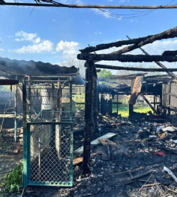 Нічна тривога у Сваляві: пожежа знищила гараж, але більших втрат вдалося уникнути