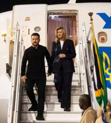 В стильном темно-синем костюме: Зеленская поразила деловым образом в Южной Африке