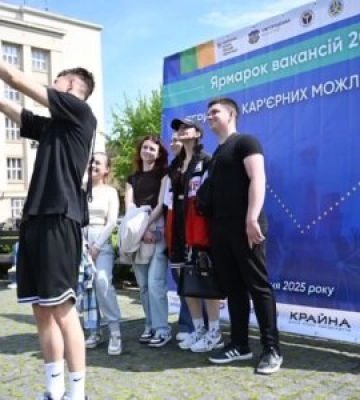 В Ужгороді стартував масштабний Ярмарок вакансій «Територія кар’єрних можливостей»