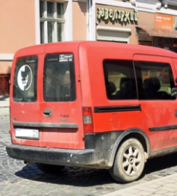 У Виноградові перехожі розбили скло авто, щоб врятувати дитину, яку мама випадково зачинила всередині