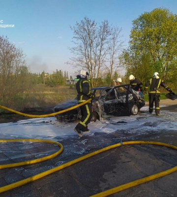 У Шостці вогнеборці ліквідували загоряння автомобіля (відео)
