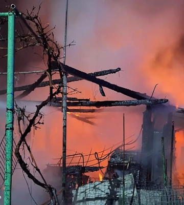 Нічна тривога у Сваляві: пожежа знищила гараж, але більших втрат вдалося уникнути
