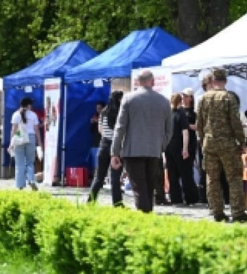 В Ужгороді відбувся ярмарок вакансій: понад 40 роботодавців і сотні можливостей для закарпатців