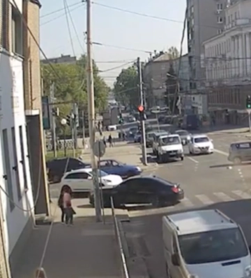 У центрі Дніпра водій BMW ледь не в’їхав у натовп пішоходів (ВІДЕО)