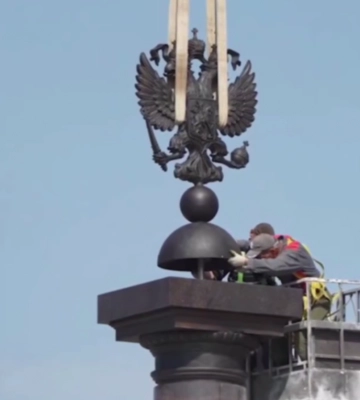 В оккупированном Мариуполе устанавливают герб России на 17-метровый монумент В оккупированном Мариуполе устанавливают герб России на 17-метровый монумент