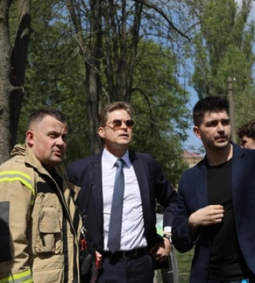 Представники посольства Данії відвідали місце удару РФ у Святошинському району Києва