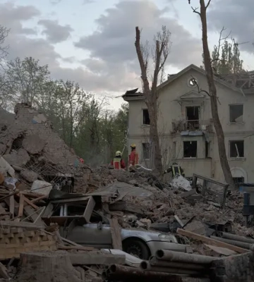Українських фотографів-документалістів розкритикували за фото з постраждалими від російського удару по Києву