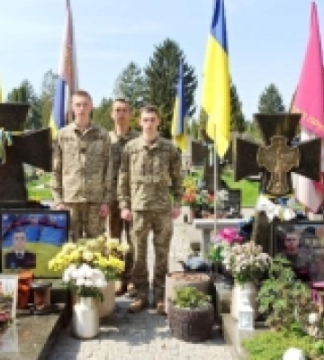 Курсанти вшанували пам'ять двох випускників Острозького військового ліцею, які похоронені в Рівному