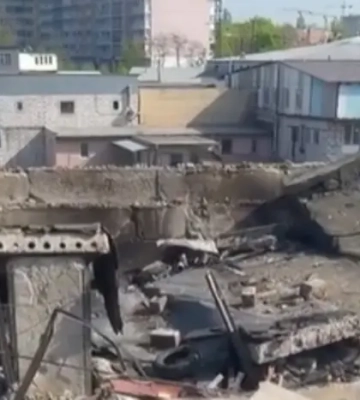 Зруйновані гаражі, спалені авто: відео наслідків російської атаки на Голосіївський район