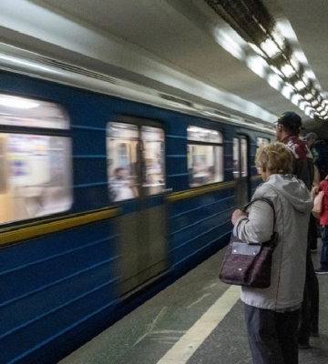 В Киеве закрыты на вход три станции метро после падения пассажира под поезд В Киеве закрыты на вход три станции метро после падения пассажира под поезд