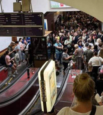 У Києві на станції метро "Хрещатик" чоловік потрапив під потяг