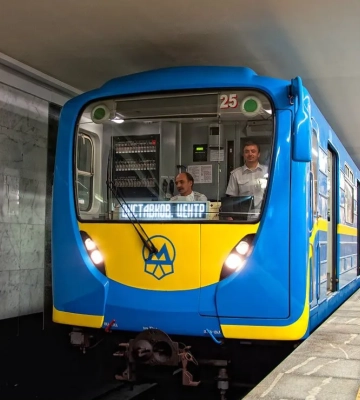 У центрі Києва три станції метро зачинені на вхід - людина впала під поїзд
