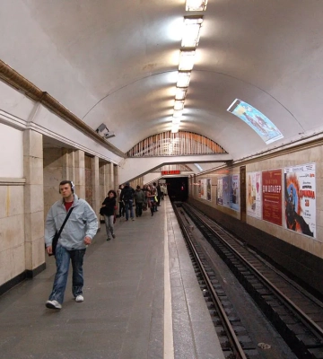 В Киеве на станции метро "Крещатик" мужчина попал под поезд