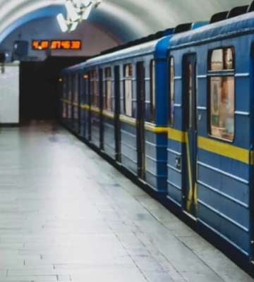 У центрі Києва три станції метро зачинені на вхід - людина впала під поїзд