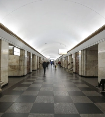 У центрі Києва три станції метро зачинені на вхід - людина впала під поїзд