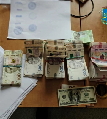 У Києві викрили схему продажу водійських посвідчень і швидкої перереєстрації авто — ділки вимагали від 5 до 17 тисяч гривень