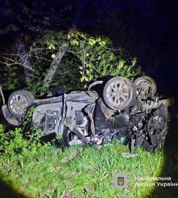 У Каневі легковик врізався у перешкоду та перекинувся: до лікарні потрапили троє людей. ФОТО