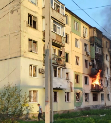 В Павлограде в результате российской атаки вспыхнул пожар в многоэтажке, предварительно, есть погибшие и раненые