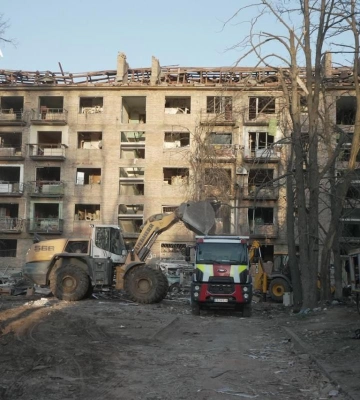 У Святошинському районі Києва тривають аварійно-рятувальні роботи на місці ракетного удару