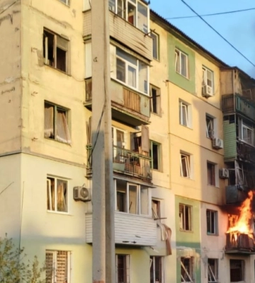 У Павлограді після атаки дронів горить багатоповерхівка, загинула жінка