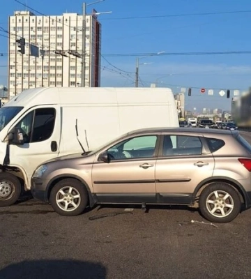 У Києві аварія на проспекті Бандери, рух в напрямку Північного мосту ускладнено
