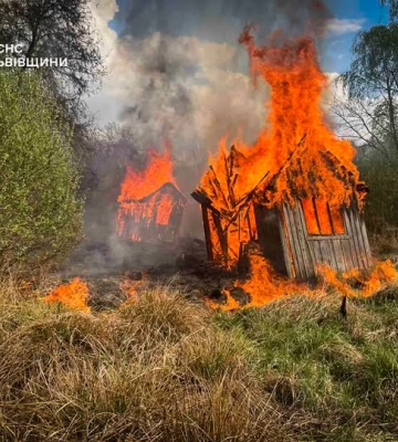 На Львівщині через пожежу сухої трави вщент згоріли 9 дерев’яних дачних будинків
