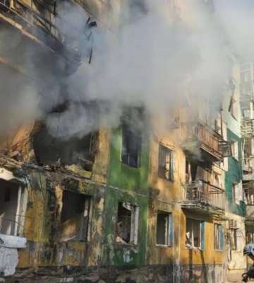 У Павлограді після атаки дронів горить багатоповерхівка, загинула жінка