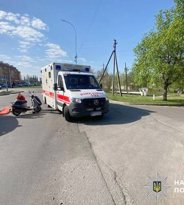 У Нетішині, що на Хмельниччині, внаслідок ДТП постраждав старенький скутерист