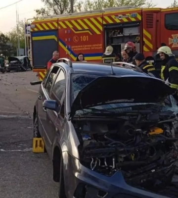 У Запоріжжі рятувальники деблокували водія з понівеченої внаслідок ДТП автівки