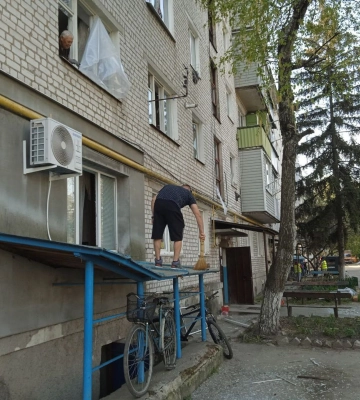 В Охтирці внаслідок атаки “шахедів” вибито дві сотні вікон