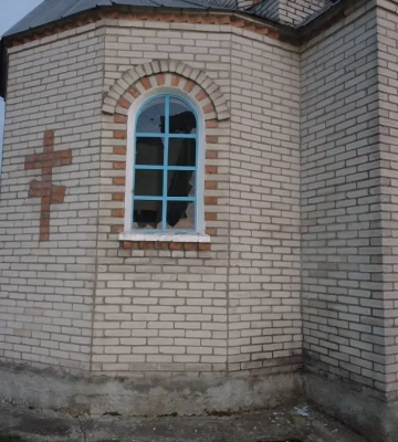 Побили вікна вазами з могил: у громаді на Волині перед Великоднем неповнолітні пошкодили капличку