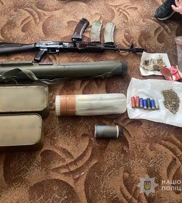 На Сумщині судитимуть зловмисника, який зберігав автоматичну зброю, боєприпаси та наркотики