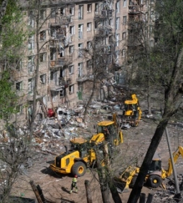 У Києві триває ліквідація наслідків російських ударів - розбирають пошкоджені конструкції