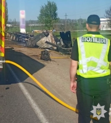 На Одещині вантажівка вдарила легковик та спалахнула: один із водіїв загинув, інший у лікарні