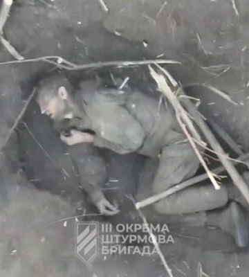 Російський піхотинець конає у полі на Харківщині внаслідок атаки бійців 3 ОШБр. ВIДЕО