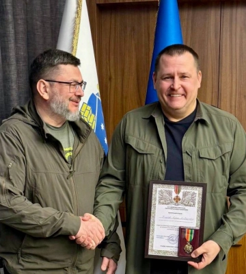 «Сьогодні всіх нас нагородили медаллю “Сталевих сердець” від 129-ї криворізької бригади ТрО», – Борис Філатов