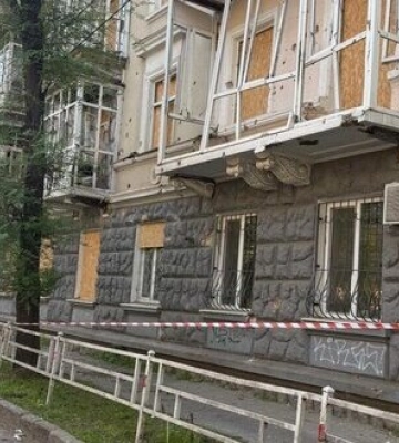 Наслідки ворожих обстрілів Херсонщини: одна людина загинула та четверо поранені, серед постраждалих – троє поліцейських. ФОТОрепортаж