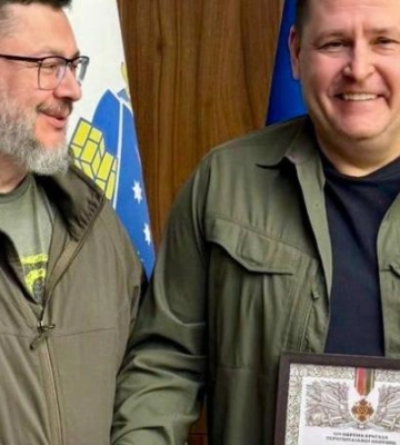 «Сьогодні всіх нас нагородили медаллю “Сталевих сердець” від 129-ї криворізької бригади ТрО», – мер Дніпра Борис Філатов