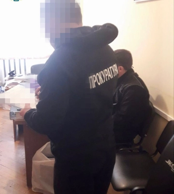 15 000 доларів США за переправлення у Євросоюз – на Волині повідомлено про підозру посадовцю Нацполіції