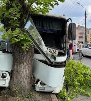 У Полтаві автобус врізався у дерево поблизу обласної бібліотеки