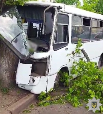 У Полтаві автобус врізався у дерево поблизу обласної бібліотеки