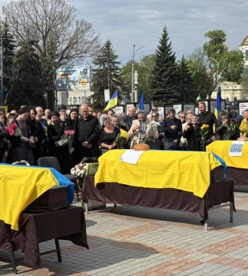 Одразу з трьома загиблими воїнами попрощалося Рівне (ВІДЕО)