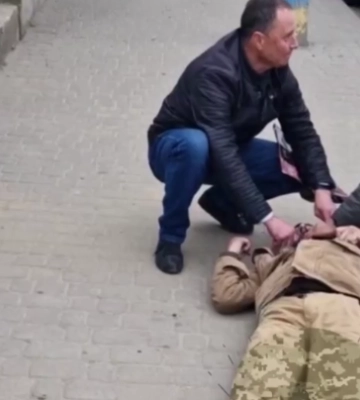 У Мостиськах хлопця з епілепсією, якого привезли до ТЦК, викинули за ворота після нападу