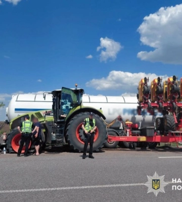 На Хмельниччині внаслідок зіткнення трактора та вантажівки постраждав водій останньної автівки