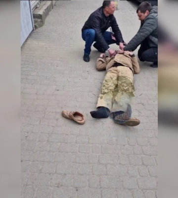 В сети пишут, что мужчину с &quot;эпилепсией&quot; якобы выбросили из ТЦК: в военкомате прокомментировали