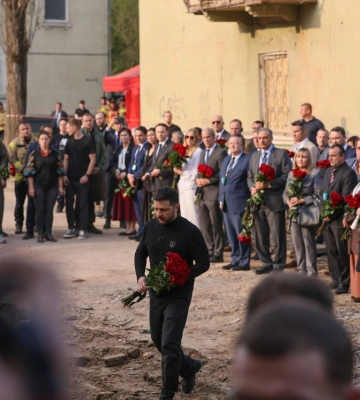 Зеленский с полсотней дипломатов почтил память погибших в Киеве – фото