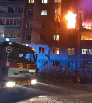 Нічна атака дронами на Кам’янське: загиблий, поранені, знищені квартири та автівки
