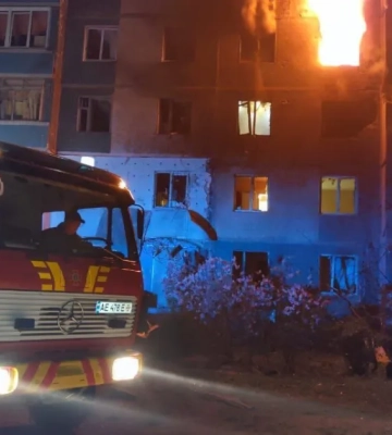 В Каменском российский беспилотник попал в жилую 9-этажку: горят квартиры